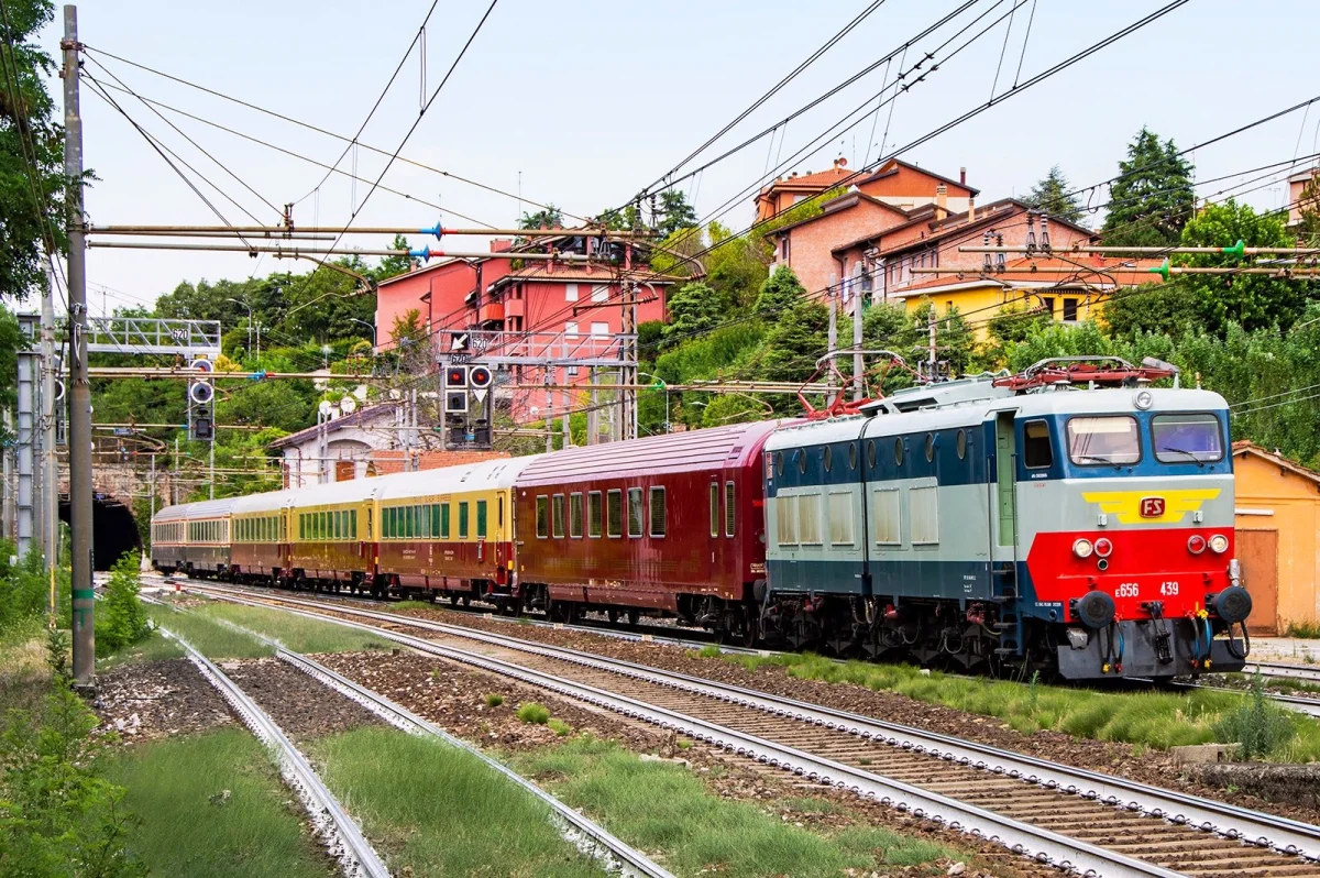 Treno storico italiano su una linea elettrificata